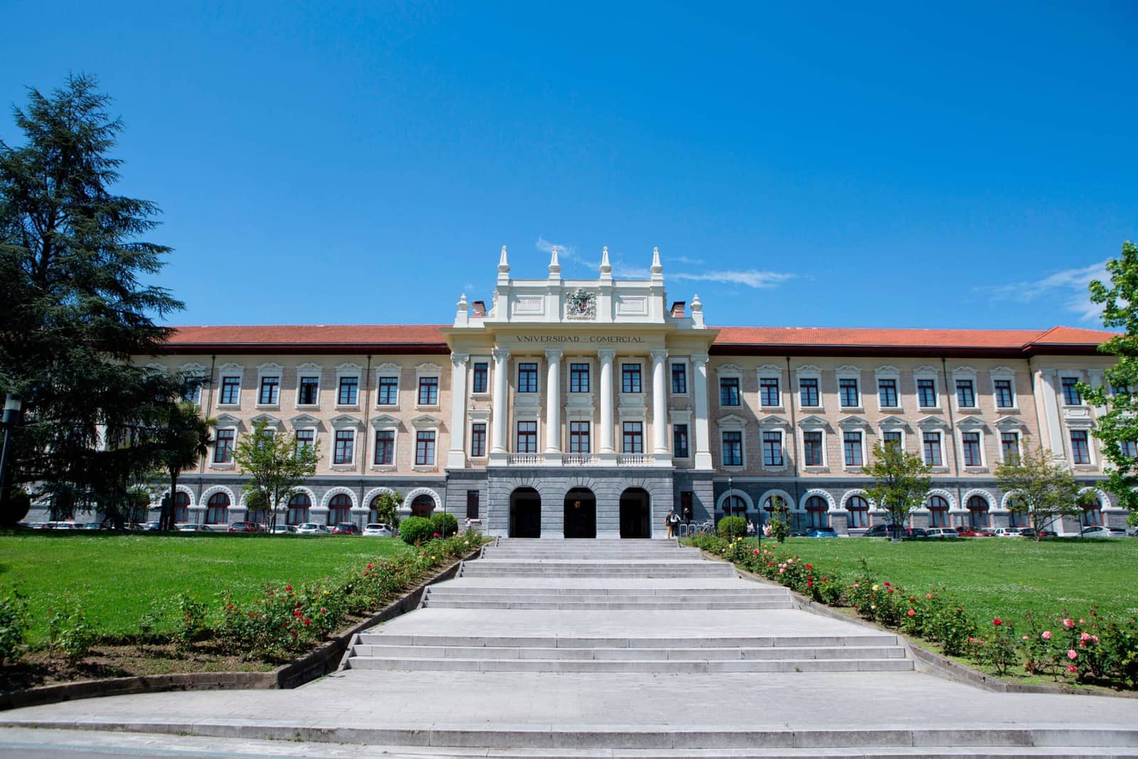 Contribuyendo a la formación desde 1984